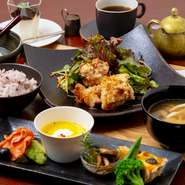 夜、ゆっくり食事を楽しみたいときのイチオシ。前菜5種盛合せ、海老とクリームチーズの大根もち、メイン、デザートなどが揃い、おいしくてボリューミーで栄養も満点。この内容で2,000円（＋税）という価格も◎。