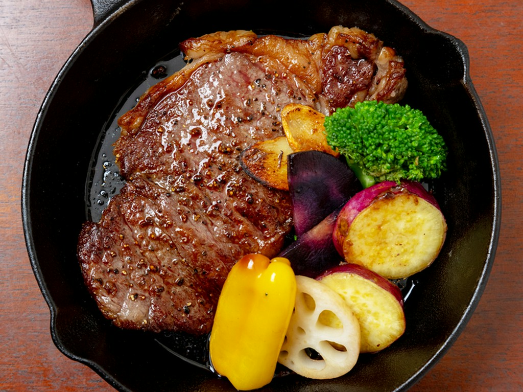 お肉を食べる幸福感に包まれる！『国産牛ロースステーキ』