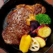 明日の元気をつくるステーキも【リザキッチン】の自慢。三重県産牛肉の上質ロース100gを繊細な火入れで焼き上げ、噛むごとにおいしさと満足感が増すステーキに。スキレットでの提供で、最後のひと口まで美味。　