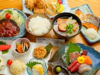 豚汁定食、肉じゃが定食、ハンバーグ定食、から揚げ定食、焼きサバ定食、厚切りシャケ定食、他いろいろ。
それぞれ豚汁と、ドリンクが付いてきます。