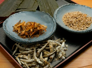 『豚汁』をはじめ料理に使われるだしは、選りすぐりの素材を使用