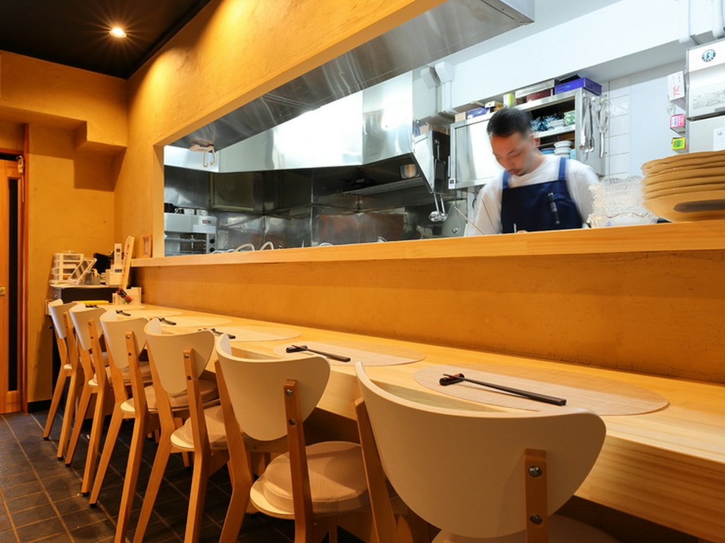 二人の会話が盛り上がる、カウンターデートにもぴったり