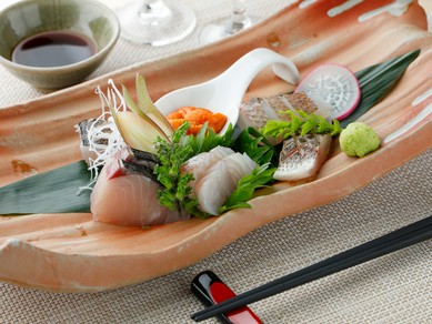 料理人が市場に出向き、厳選した鮮魚を使った『刺身盛り合わせ』