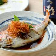 季節や仕入れにもよりますが、一尾丸ごと煮付けることにこだわります。柔らかな魚の身に甘辛い煮汁がしっかりと染み込み、日本酒との相性が抜群です。
※魚の種類は一例です。季節によって変わります。