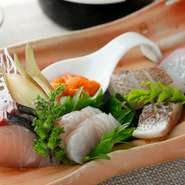 新鮮な魚介を仕入れることを基本にし、どうすればさらにおいしく食べられるのかを考えている松村氏。一つの器の中で、それぞれの鮮魚の味が交じり合わないように工夫を凝らします。