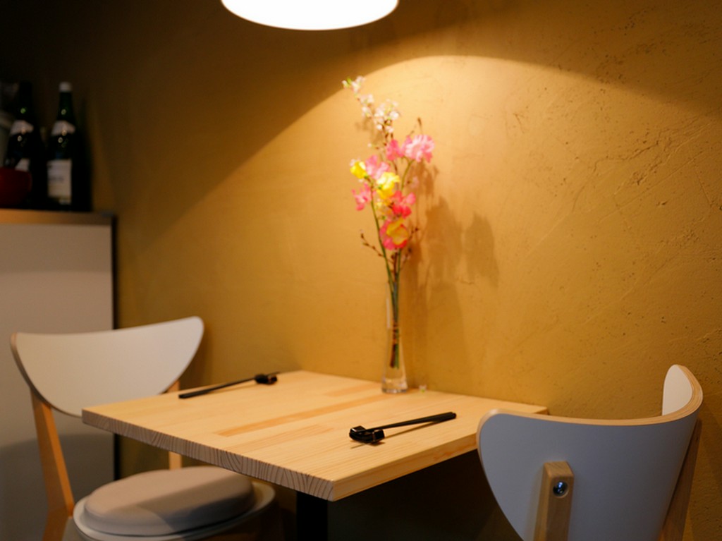 料理を楽しみながら会話も弾む、居心地の良い店内