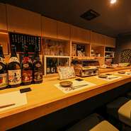 あたたかな照明に包まれた落ち着いた雰囲気の店内には、ゆったりと座れるカウンターが7席。隣に居合わせた人と会話が弾むようなアットホームな空気感に、思わず笑みがこぼれます。穏やかに流れる時間を過ごして。