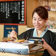 料理×接客×空間、すべてを心地よく保つことがモットー。「お客様はもちろん、たくさんの人とのつながりに支えられているんです」と女将。そのつながりが広がっていくような、アットホームな雰囲気が魅力です。