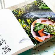 【スコーラ】のバイブルは、素材の良さを大切にする奥田氏の「食べもの時鑑」。「料理本のアカデミー賞」であるグルマン世界料理本大賞で、過去25年間のグランプリの中から食の遺産部門でグランプリに輝いた本です。