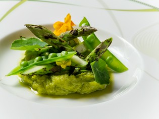 グリーンアスパラガスやうすいえんどうなどの新鮮野菜