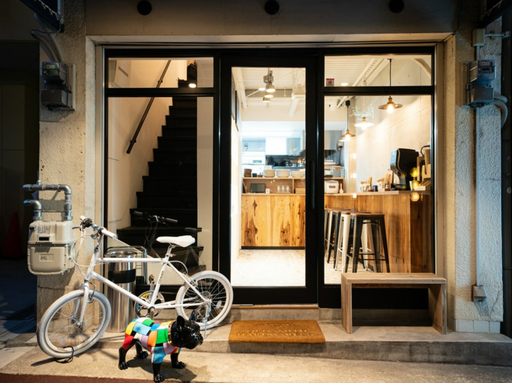 賑やかな都会のビルの谷間にある、大人の隠れ家