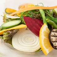 ランチタイムに提供されている『メインが選べるランチコース』は、おかわり自由なサラダプレート付き。淡路島産を中心とした、20種類以上の新鮮な旬野菜を、思う存分堪能できます。