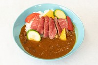 HAL YAMASHITAが当店のオリジナルレシピとして
生み出したカレーに淡路牛のステーキを贅沢にのせております！
