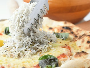 地産地消を意識した食材選び。ピザのおいしさの秘訣は特製ソース
