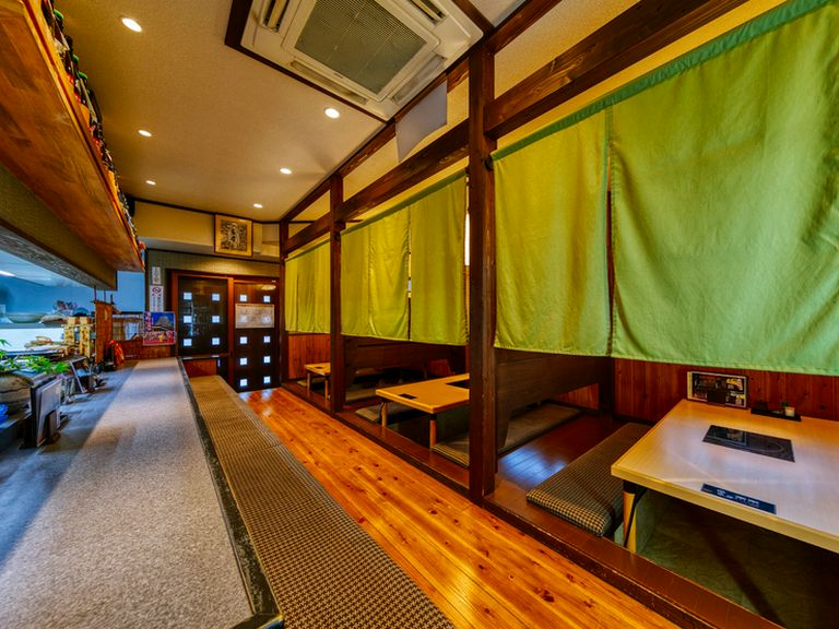 温かみのあるアットホームな店内で、気取らずに味わう割烹料理