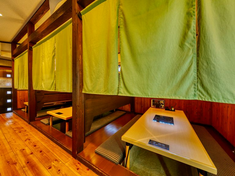 人数に合わせて利用できる、居心地の良い掘りごたつ席