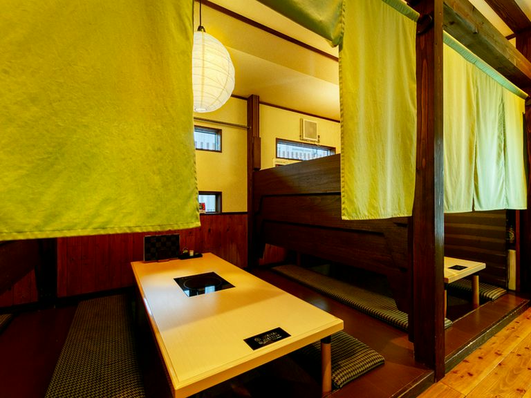 落ち着きのある掘りごたつ席で、大切な取引先をおもてなし
