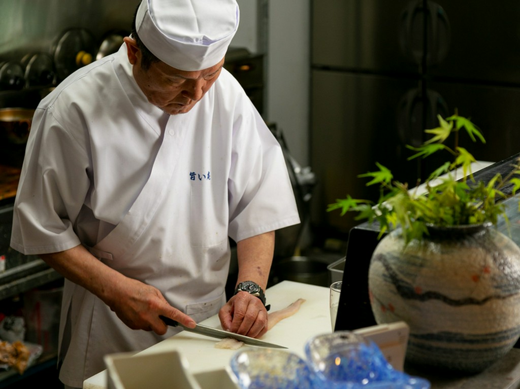 いけすから取り出した魚を手早く調理。巧みな包丁捌きにも注目