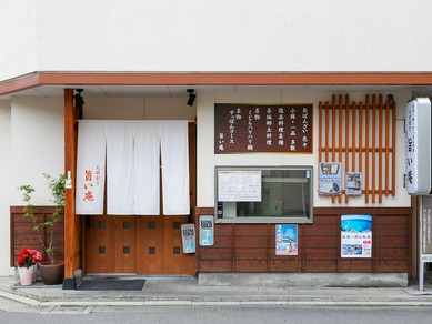 カウンター席と厨房の間・席同士の間にアクリル板を設置し安全