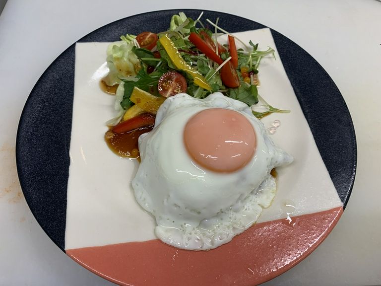 箸で簡単に切れるほど柔らかい『旨い庵名物 黒毛和牛ハンバーグ』