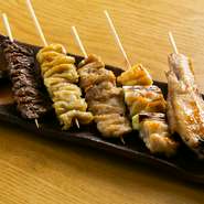 モモ、かわ、レバー、手羽先、せせり、砂肝の中から毎日セレクトされた5本が1組に。少ない煙で炭の香りがしっかり付く特製グリラーで焼き上げます。皿に添えられた特製の辛味噌が味わいのアクセントに。