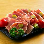 豚の脚そのものから注文ごとにカッティングされ、切りたての強い香りのまま皿に並べられます。カウンター上での切り落としの様子は必見。絶妙な塩気とスペイン産特有の濃厚な旨みで、おいしいお酒が一層進みます。