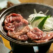 「温かいものは最後まで温かく」がお店のこだわり。そこで導入された卓上鉄板焼き器なら、最後の1枚まで厚切りの牛タンを熱々でいただけます。また、自分の好みで焼き加減を調整できるのもポイントです。