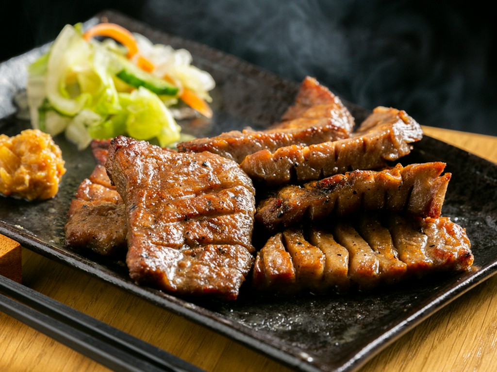 熟成牛タンの「タン中」「タン元」「タン下」を厚切りカット。丁寧に焼き上げた【牛タン焼き】