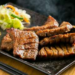 熟成牛タンの「タン中」「タン元」「タン下」を厚切りカット。丁寧に焼き上げた【牛タン焼き】