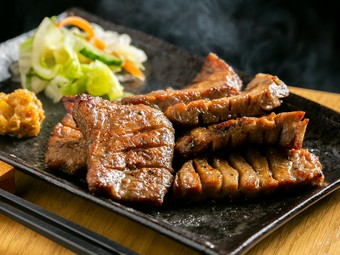 熟成牛タンの「タン中」「タン元」「タン下」を厚切りカット。丁寧に焼き上げた【牛タン焼き】