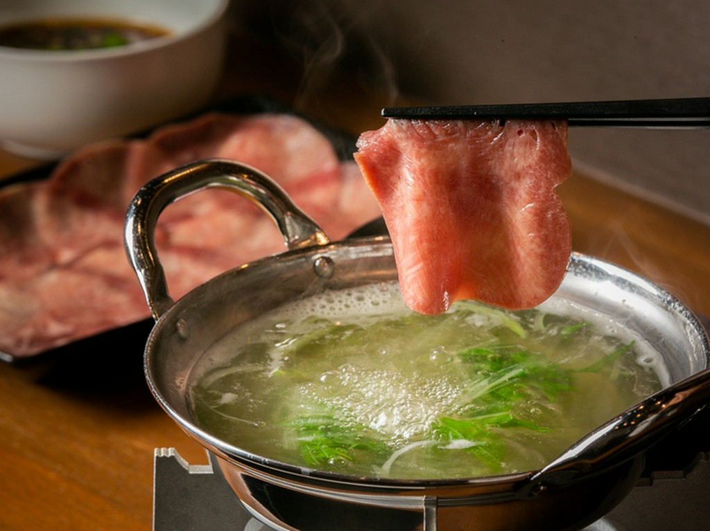 薄さにこだわりカットし生の牛タンを、テールスープ出汁にくぐらせ自家製ダレに付けて食べる【タンしゃぶ】