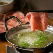 軽く2～3秒しゃぶしゃぶ、さくら色になったら食べごろ。マロニーやお野菜と絡めて食べると、さっぱりしていて無限に食べられます！（笑）