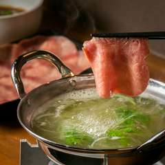 薄さにこだわりカットし生の牛タンを、テールスープ出汁にくぐらせ自家製ダレに付けて食べる【タンしゃぶ】