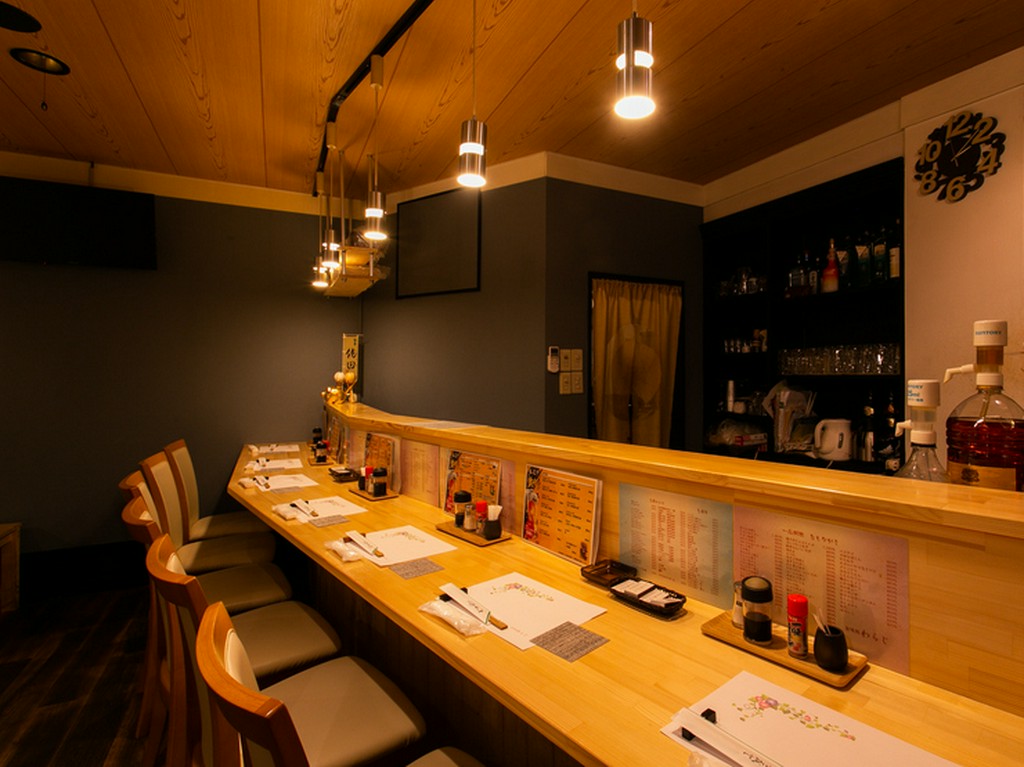 柔らかな照明に包まれた、落ち着けるカウンター席