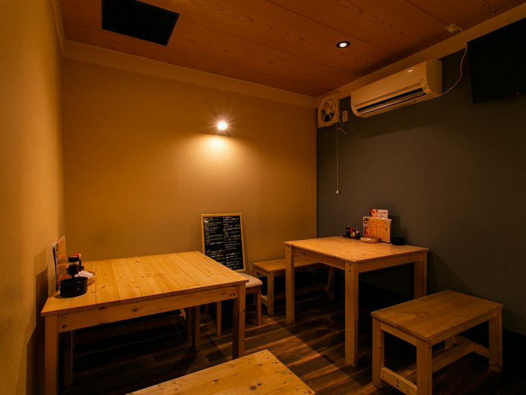 静かに語らいを楽しみたいテーブル席