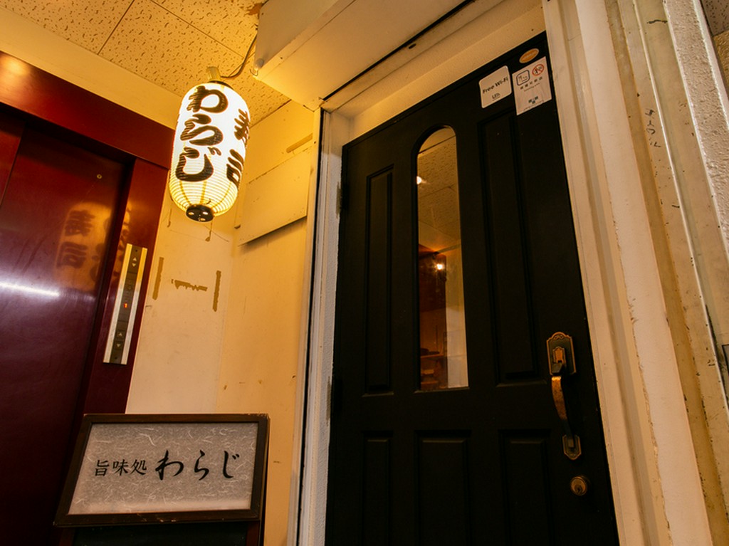 バス停からも近い、六日町の繁華街の一角