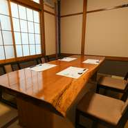 利用人数に合わせて部屋のサイズを変えることができる使い勝手の良い個室。4名から18名までの個室が4部屋あり、可動式の壁を動かせば最大38名まで入ることができます。用途や人数に合わせ、臨機応変に対応が可能。