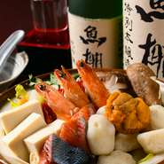 通年「うに料理」を楽しめる数少ない店。『北三陸うに鍋』は是非食べてほしい一品です。生うにを殻から出すときに残る殻の中の水「カゼミズ」をだしに加えることで、磯の香りと魚介の旨みが鍋いっぱいに広がります。