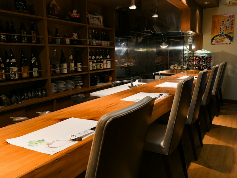 食事やアルコールをゆっくりと楽しめる、落ち着いた雰囲気の店内