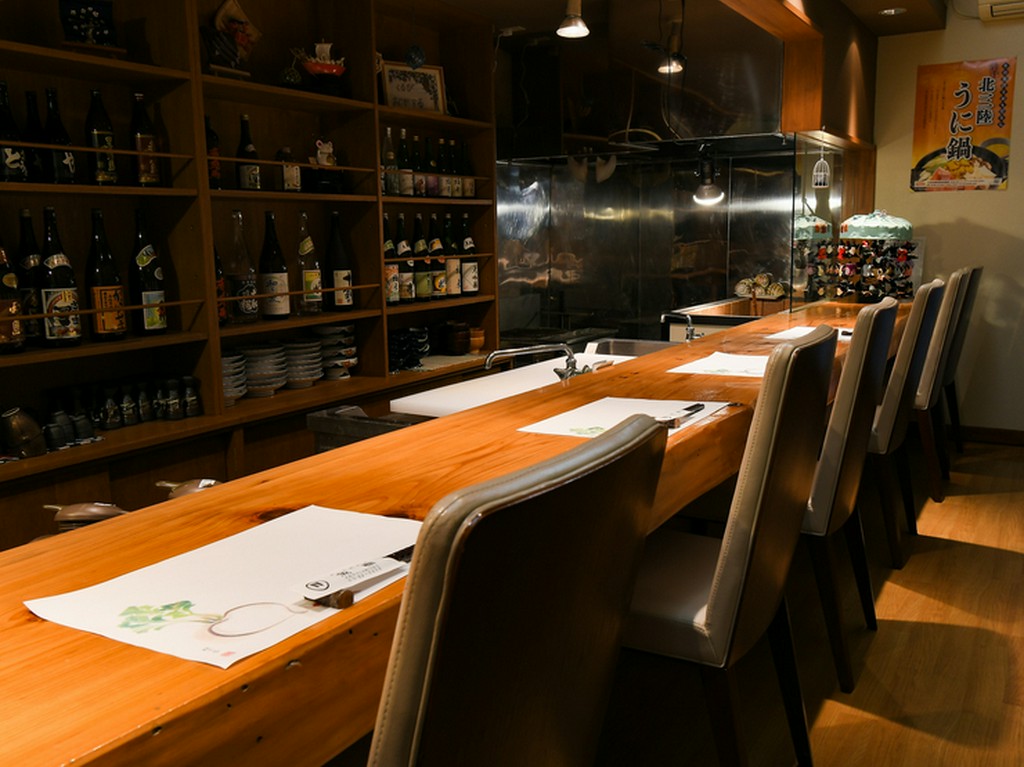 食事やアルコールをゆっくりと楽しめる、落ち着いた雰囲気の店内