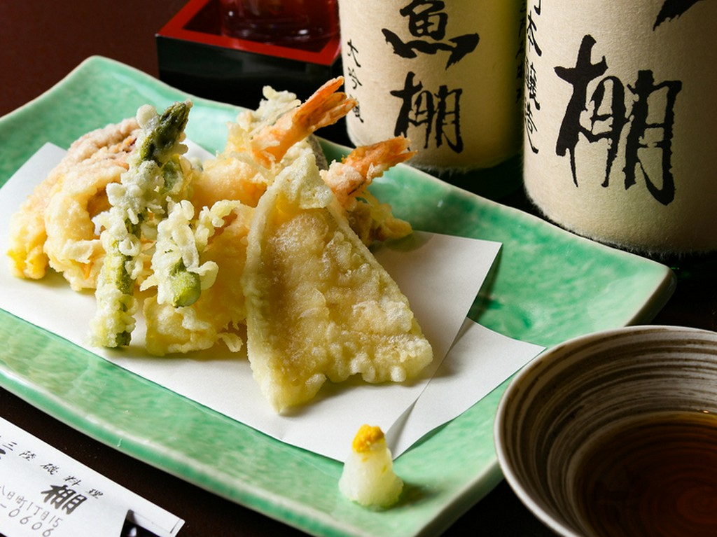 カラリと揚がった海の幸。サクッとした口当たりがたまらない『本日の海鮮天ぷら盛り合わせ』（2～3人前）