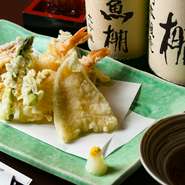 地元の新鮮な魚介を中心に、旬の野菜が盛り合わせになっています。鱚やアスパラガス、筍など季節ごとに変わる天ぷらは、自家製のてんつゆか地元の塩でいただくのがオススメ。予算や人数など希望に応じてもらえます。