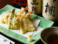 カラリと揚がった海の幸。サクッとした口当たりがたまらない『本日の海鮮天ぷら盛り合わせ』(2~3人前)