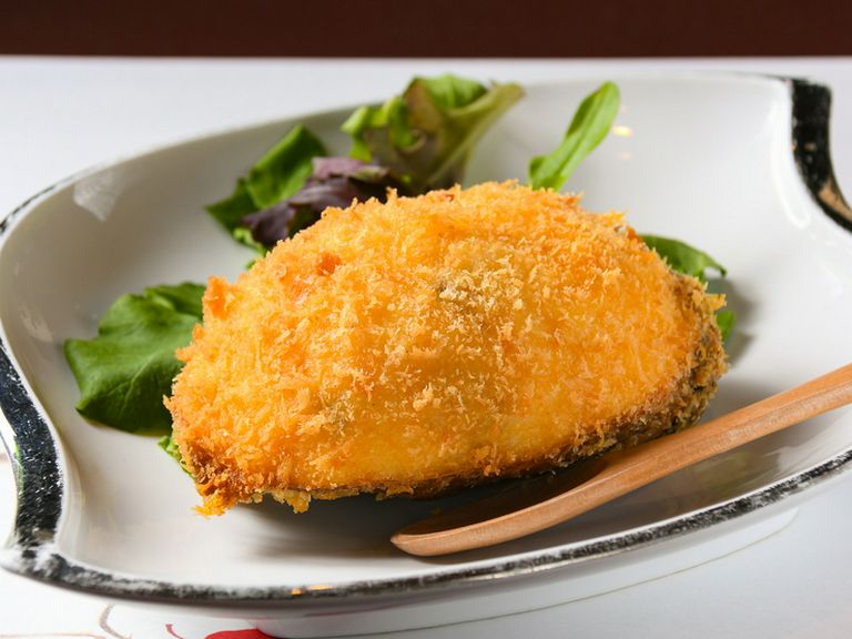 魚介の香りと旨みがたっぷり。子どもから年配の方まで世代を超えて人気のある『魚棚コロッケ』