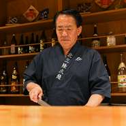 久慈や北三陸についての案内もしてくれる貫牛氏。地元の人だけでなく観光客も多いため、ゲストが求めるものを瞬時に見極め、もてなしてくれます。ゲストの要望にはできる限り応えたいと、努力を欠かしません。