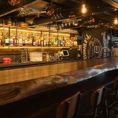 青森県産のヒバを使った一枚板のカウンターも自慢の一つ