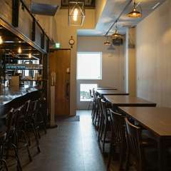 重厚感のあるブルックリンスタイルがオシャレな店内