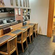 五感が刺激され、料理への期待感が高まるカウンター席で、心地よいおもてなしに身を委ねてみてはいかがでしょう。丁寧につくり上げられた和食と選りすぐりのお酒が、二人の思い出に残る時間を彩ります。