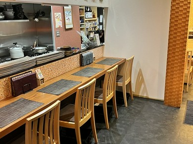 美食に触れるひとときを過ごす、大人のデートに最適