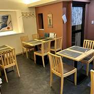 古きよき日本を感じる和とモダンが融合した店内は、心がホッとできる空間。静寂すぎず、かつ上品でありながら気取らない雰囲気です。かしこまらず自然体で過ごせる心地よさが、穏やかな時を演出してくれます。
